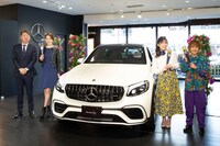 （左から）メルセデス・ベンツ日本株式会社の上野金太郎社長、道端カレン、尼神インター。