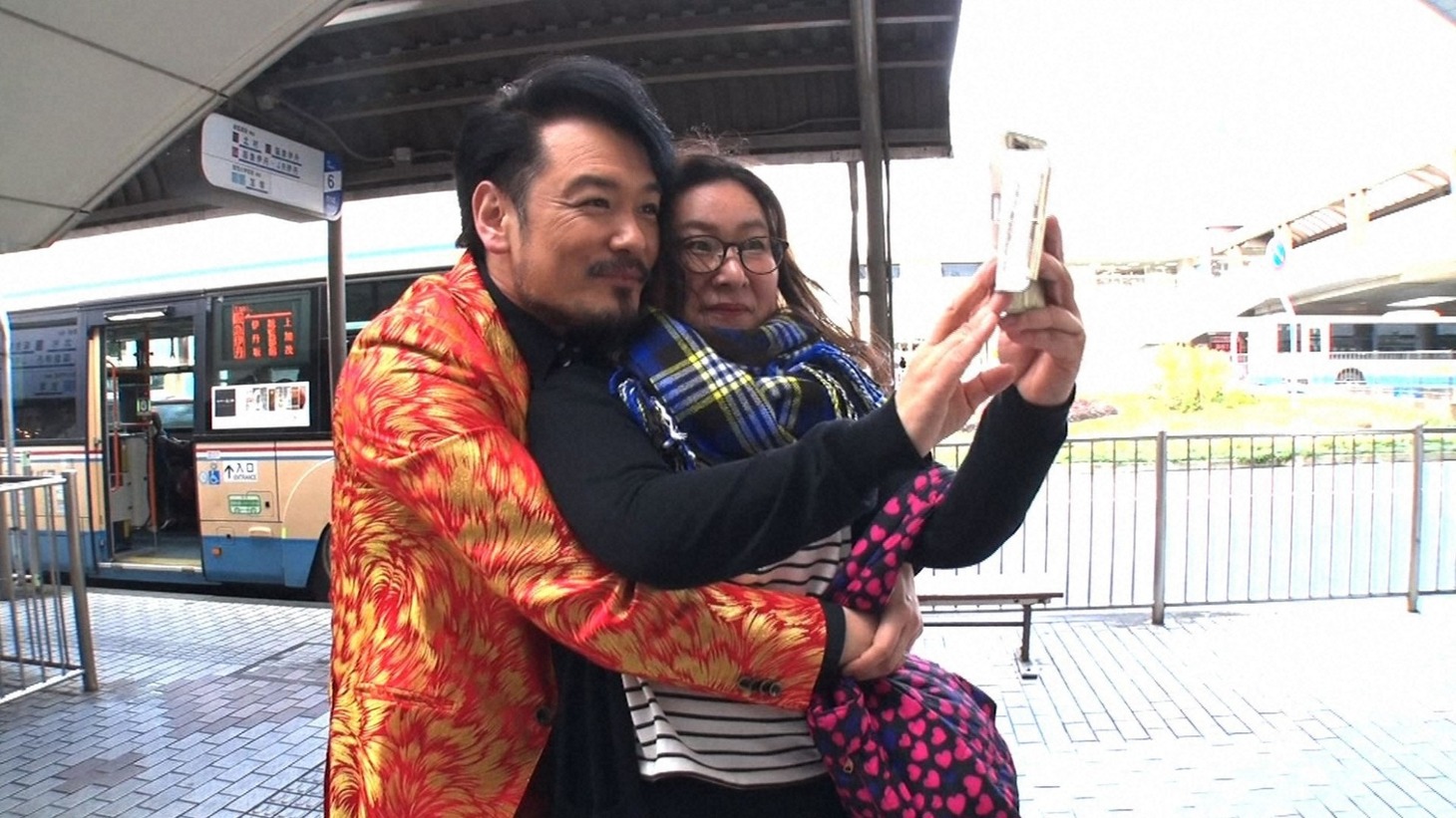 純烈の小田井涼平（左）による相席旅のワンシーン。(c)ABC