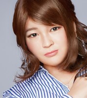 「ローヤルプチアイムプラス」の広告に登場しているゆにばーす・はら。