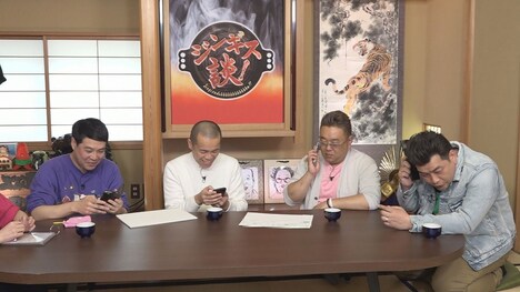 連絡先を交換する（左から）タカアンドトシ、サンドウィッチマン。(c)HBC