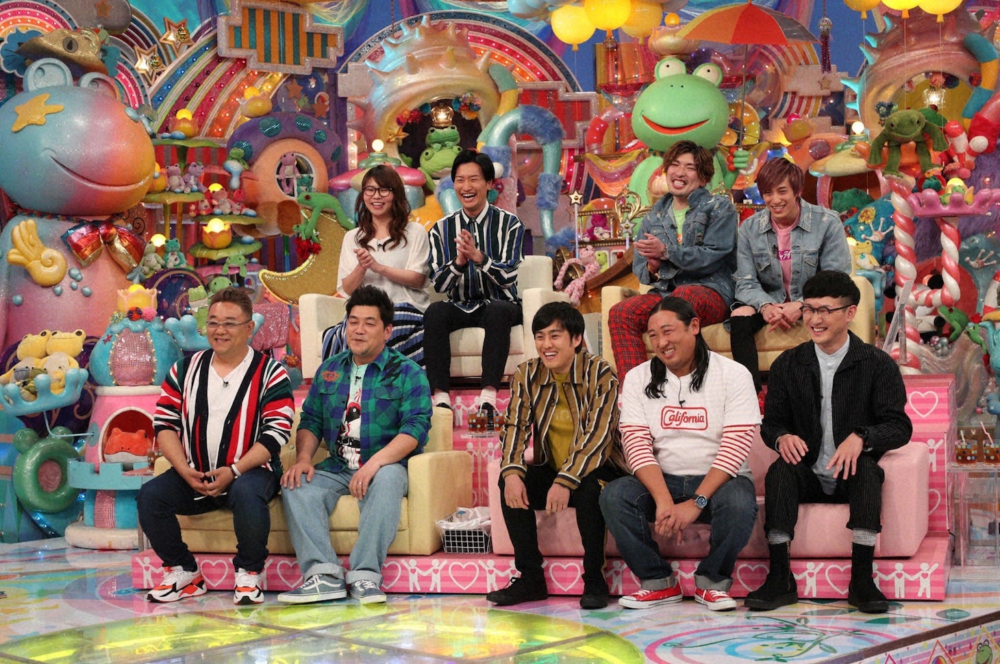 「アメトーーク！」に「相方やさしい芸人」として出演する（前列左から）サンドウィッチマン、ロバート、（後列左から）相席スタート、EXIT。(c)テレビ朝日
