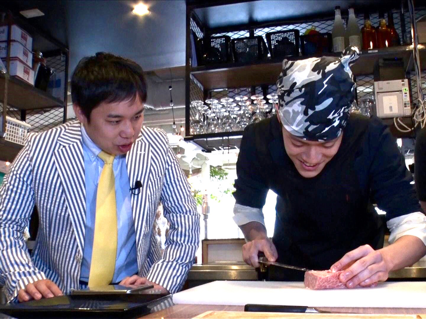 「霜降りバラエティ」で肉の塊をスライスする霜降り明星・粗品（右）。左は相方のせいや。(c)テレビ朝日