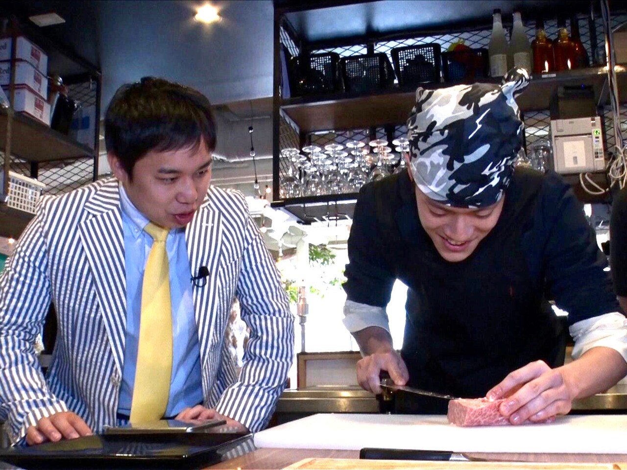 「霜降りバラエティ」で肉の塊をスライスする霜降り明星・粗品（右）。左は相方のせいや。(c)テレビ朝日