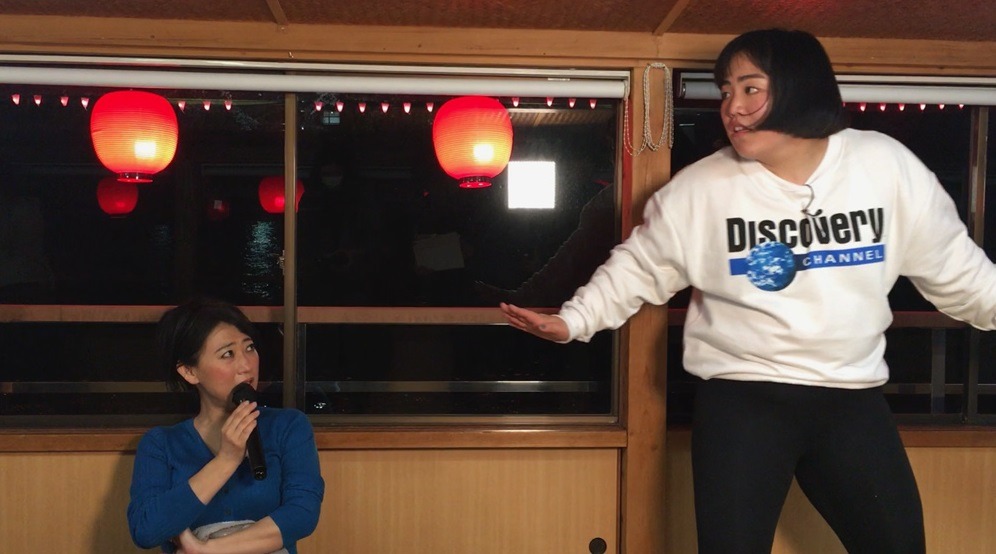 友近（左）の長唄に合わせて舞い踊るゆりやんレトリィバァ（右）。