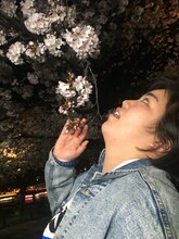 佐倉を眺めるゆりやんレトリィバァ。