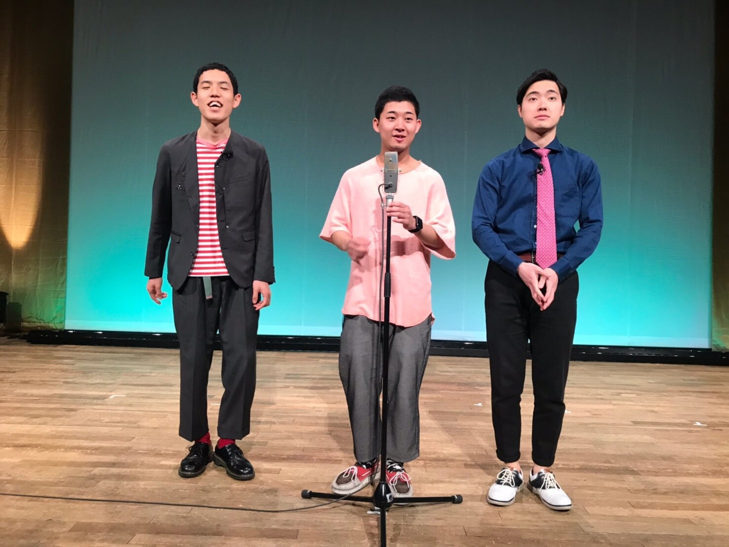 第3回単独ライブ「テイクミーアウト」を開催した四千頭身。左から、都築、後藤、石橋。