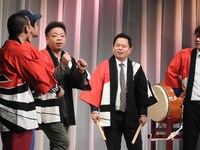 「改名の儀」で太鼓を叩くよう指示されるダイアン津田（左から4人目）。