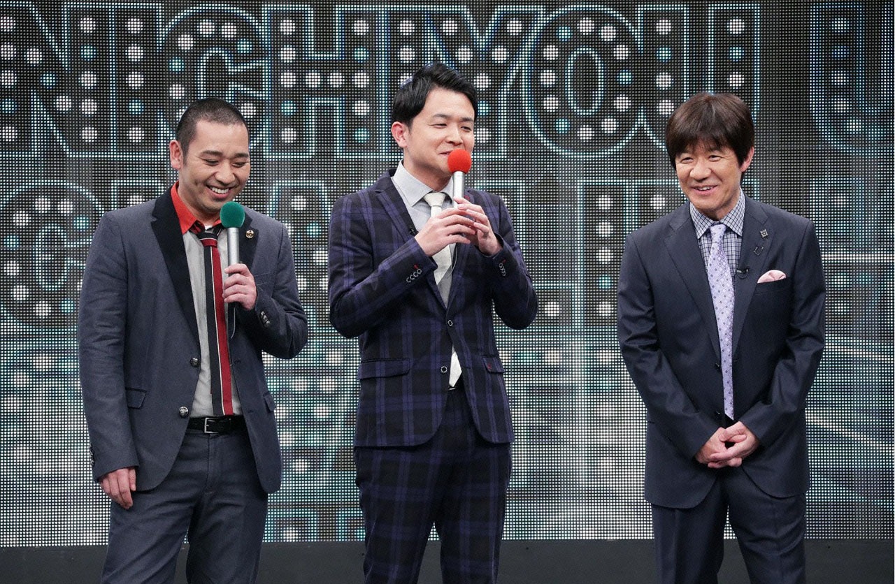 千鳥と番組MCの内村光良（右）。