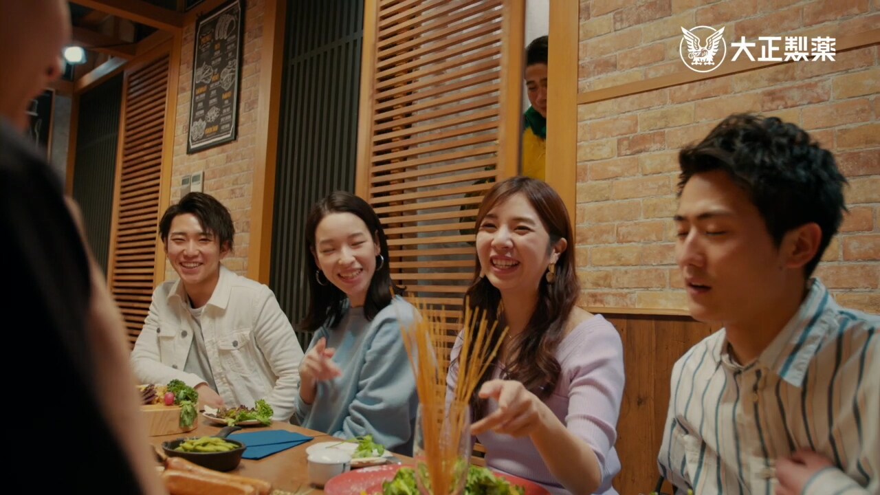 「リポビタン アルコベール」CMのワンシーン。