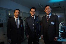 （左から）ナイツ、内藤剛志。(c)テレビ朝日