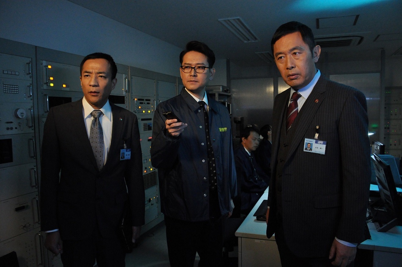 「警視庁・捜査一課長 スペシャル」に出演する（左から）ナイツ、内藤剛志。(c)テレビ朝日