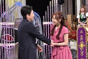 左から有吉弘行、須田亜香里。(c)日本テレビ