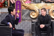 左から有吉弘行、ジョナサン・シガー。(c)日本テレビ