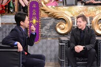 左から有吉弘行、ジョナサン・シガー。(c)日本テレビ