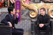 左から有吉弘行、ジョナサン・シガー。(c)日本テレビ