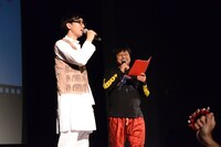 上映前、観客を盛り上げるこがけん（左）とダイノジ大谷（右）。