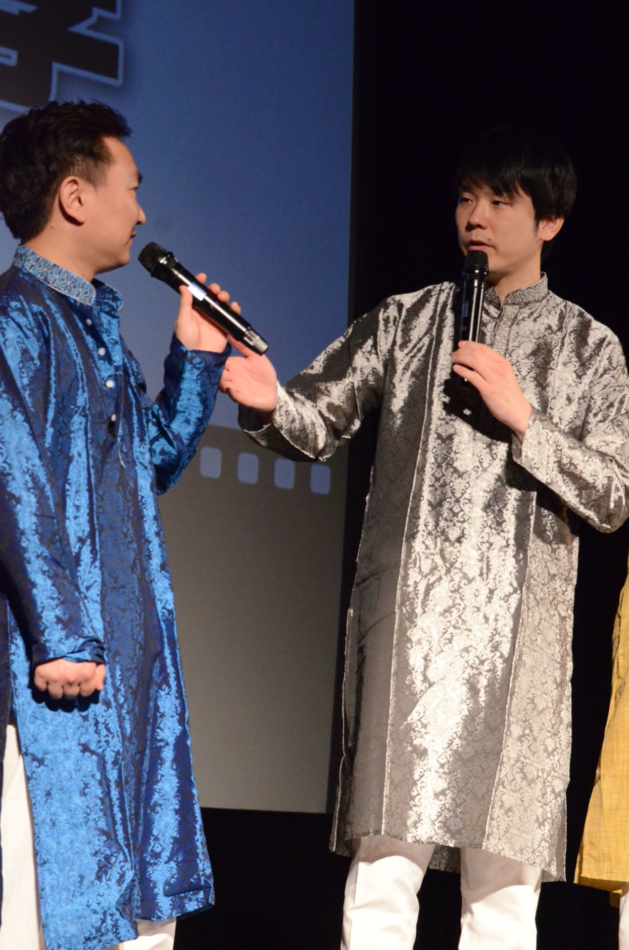 はだけている山内が気になるかまいたち濱家（右）。