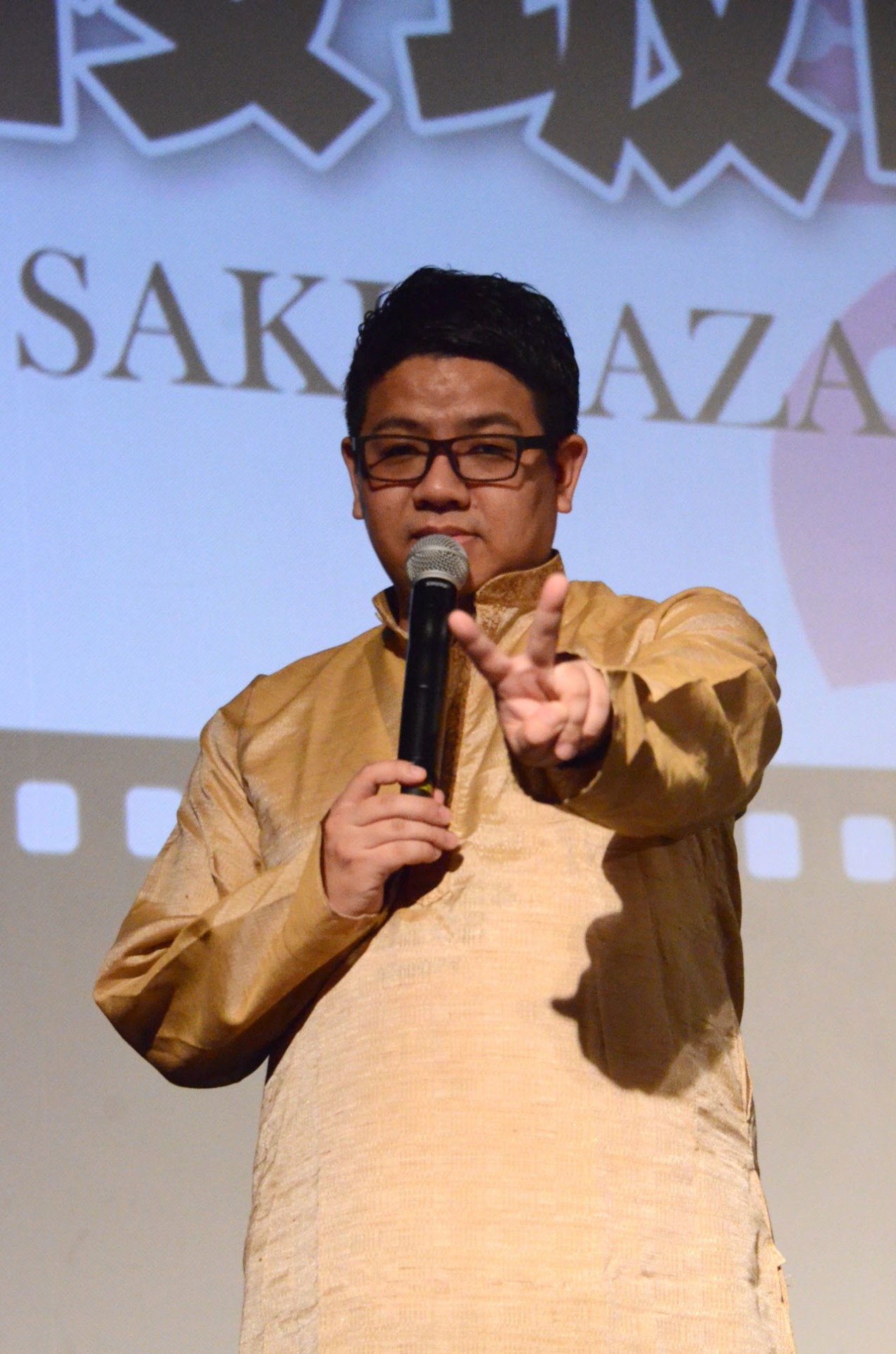 カメラに向かってピースするミキ昴生。