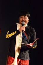 唯一コスプレをしていなかったためストールを借りるダイノジ大谷。