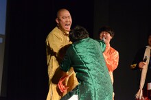 自由なミキ亜生（手前）を叱るコロコロチキチキペッパーズ・ナダル（左）。