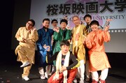 後列左からミキ昴生、かまいたち山内、こがけん、ミキ亜生、コロコロチキチキペッパーズ・ナダル、かまいたち濱家、コロコロチキチキペッパーズ西野。手前がダイノジ大谷。