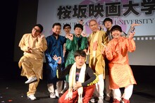後列左からミキ昴生、かまいたち山内、こがけん、ミキ亜生、コロコロチキチキペッパーズ・ナダル、かまいたち濱家、コロコロチキチキペッパーズ西野。手前がダイノジ大谷。