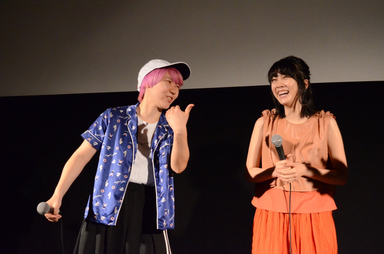ふくだももこ監督（左）と松本穂香（右）。