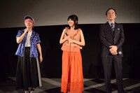 左からふくだももこ、松本穂香、板尾創路。