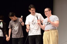 取材カメラにピースサインを出すネルソンズ和田まんじゅう（右）。