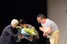 監督の祖母から花束を受け取るネルソンズ。