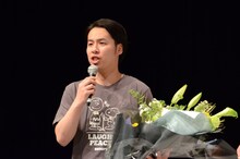 舞台挨拶の締めを任され困惑するネルソンズ岸。