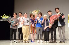 「いざなぎ暮れた。」の舞台挨拶の様子。左からネルソンズ、武田梨奈、奥村隼也、笠木望監督の祖母、笠木監督。右端はプロデューサー。