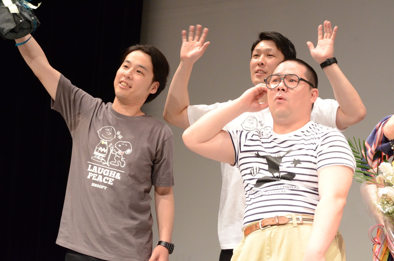 ムービーにも電話の声だけの出演に終わったことをアピールする和田まんじゅう（右）。