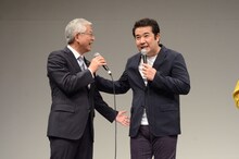 市長にもツッコミを入れるインパルス堤下（右）。