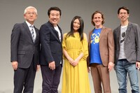 「ルーツ」の舞台挨拶の様子。左から綾瀬市の古塩政由市長、インパルス堤下、川村ゆきえ、チャド・マレーン、渋谷悠監督。