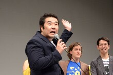 作品の舞台となった綾瀬市出身であるドランクドラゴン鈴木の存在をアピールするインパルス堤下。