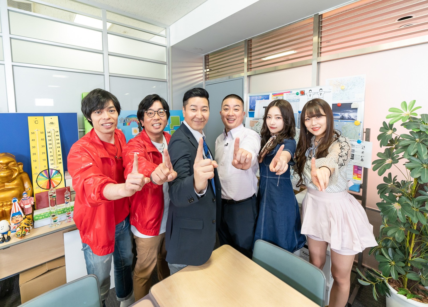 「第1話」に出演するチョコレートプラネット（中央）ら。(c)ABC