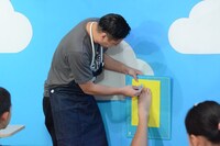 松尾の足の型を取るチョコレートプラネット長田。