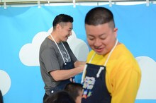 「そろり、そろり」とハサミを入れるチョコレートプラネット長田（奥）と反応の薄さに苦笑いする松尾（手前）。