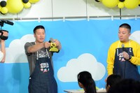 サンダル作りを教えるチョコレートプラネット。