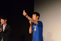 原画を見せる宇治茶監督（右）。