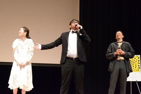 池内博之がパワースポットでエネルギーを感じようとしていた場面を再現する宮川大輔（中央）。