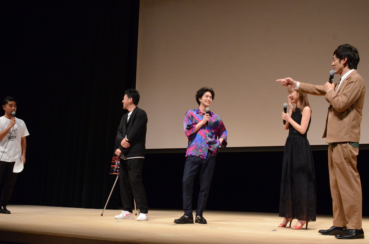 MCを務めたいい声のOCEANリョウジ（左端）に内田理央（左から3人目）が笑ってしまい、目立とうとするなと注意するとろサーモン村田（右）。