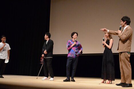 MCを務めたいい声のOCEANリョウジ（左端）に内田理央（左から3人目）が笑ってしまい、目立とうとするなと注意するとろサーモン村田（右）。