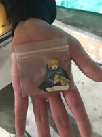 ココリコ田中の手のひらに乗せられた「バイオレンス・ボイジャー」の原画。