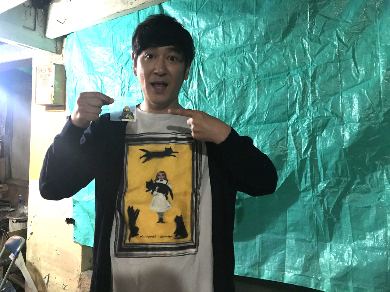 「バイオレンス・ボイジャー」の原画を手にするココリコ田中。