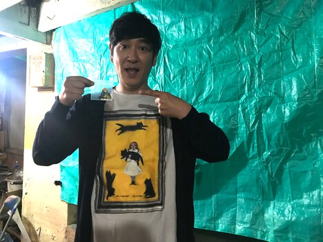 「バイオレンス・ボイジャー」の原画を手にするココリコ田中。