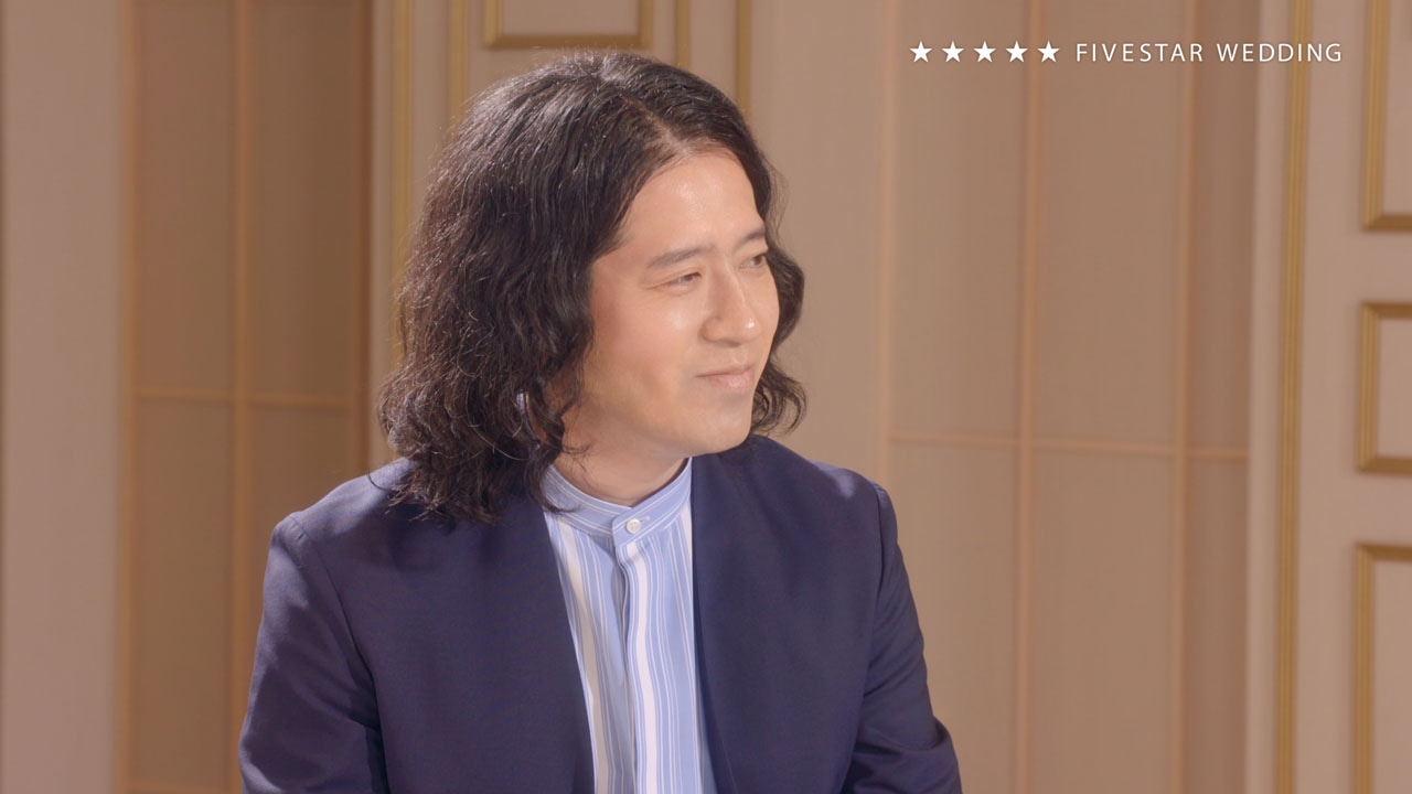 新婚夫婦と対談するピース又吉。
