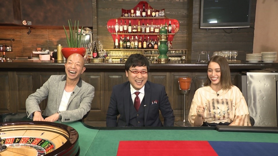 左からバイきんぐ小峠、南海キャンディーズ山里、滝沢カレン。