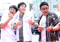 ミキとエハラマサヒロ（中央）。